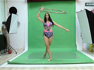 yam-sized tits Nicole on the green screen spreading