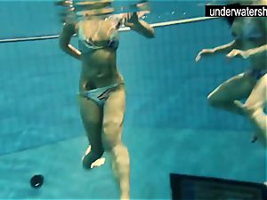 2 gorgeous amateurs showing their bods off under water